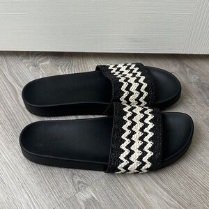 Universal Thread Black and Cream Slide Sandals